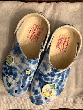 Levi's x Crocs Blue Tie-Dye Clog Sandals with 3 Decorative jibbitts